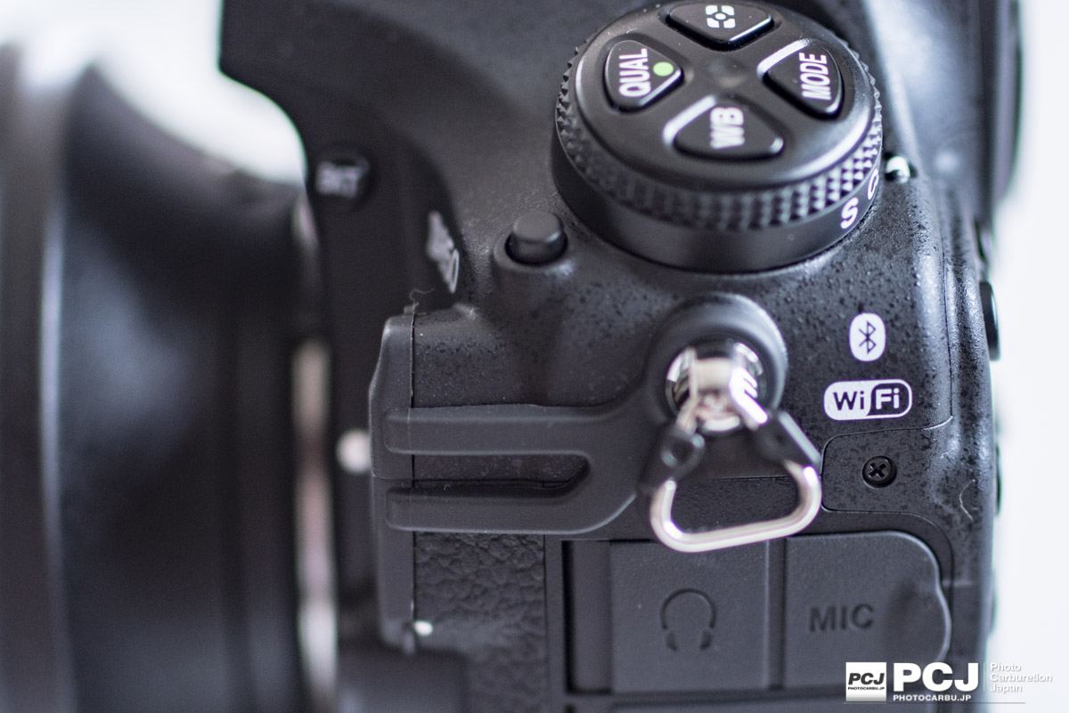 左側面にはワイファイとブルートゥースが搭載されたことを明示するマークが。Nikon SnapBridgeに対応します。