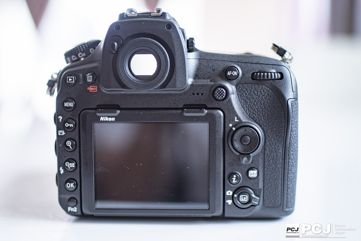 背面はチルトシフト液晶が搭載され、これでテーブルフォトや、アオリ写真が取りやすくなりました。