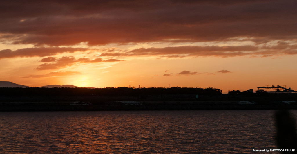 台風の前の夕日
