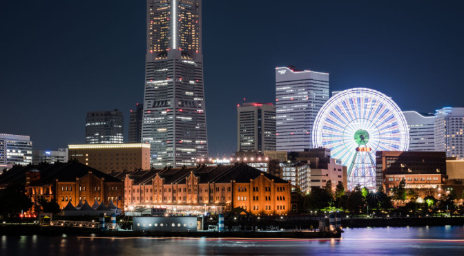 曇り空に写る横浜の明かり – 大さん橋より