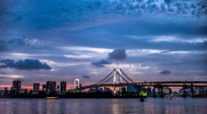 雲がざわめくお台場の夕日。