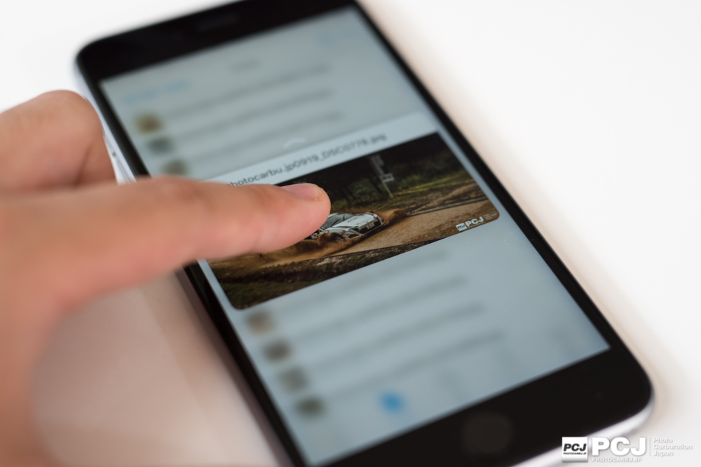 Dropboxの写真一覧画面軽く指で写真を押すと見たい写真のミニ画像が浮かび上がる。