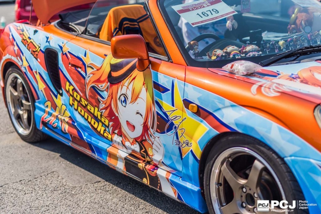 車体前方から後ろに流れる元気なペイント。