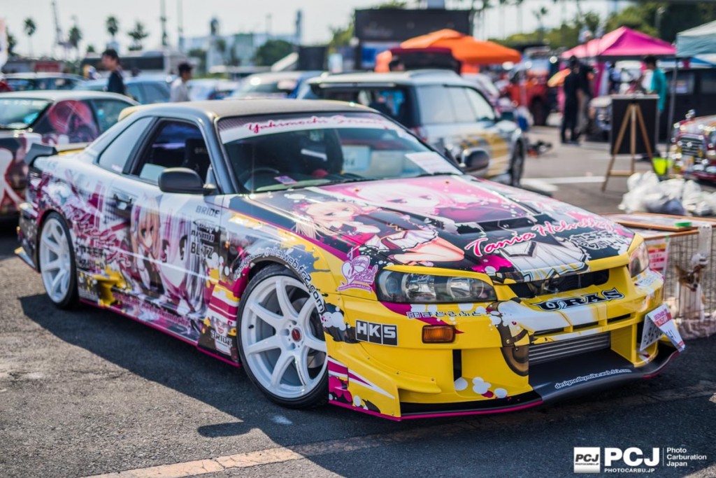 Nissan スカイラインR34 / これもフルラッピングで気合いが入ってる。そういえばスカイラインはここでは珍しい車両かもしれない。