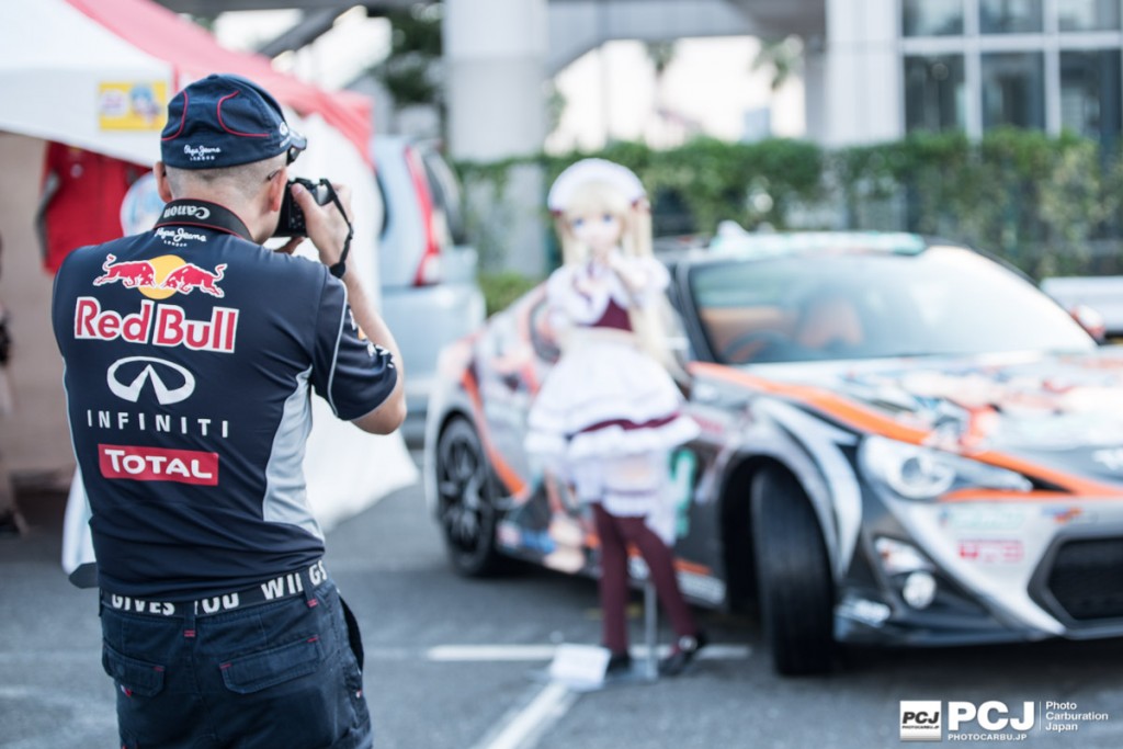 Redbullのユニホームの方が一生懸命人形のポーズを変えて撮ってました!凄い面白い画