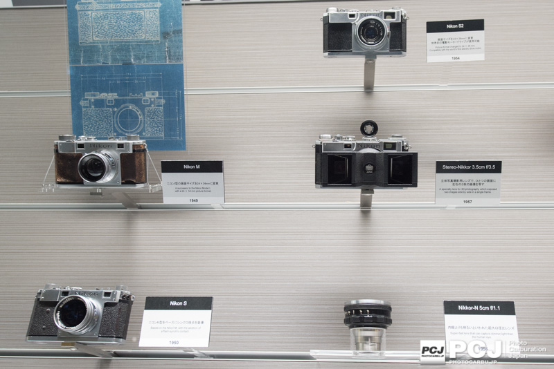 ニコン歴史で最も古い時代のカメラたち。中央右のカメラは1枚のフィルムに2枚の異なる画を撮って3D 撮影ができるようです。面白いもの作ってたんだなぁ。