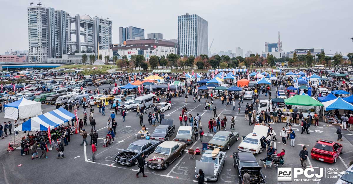 外観はこんな感じで、駐車場をどかっと使ってます。