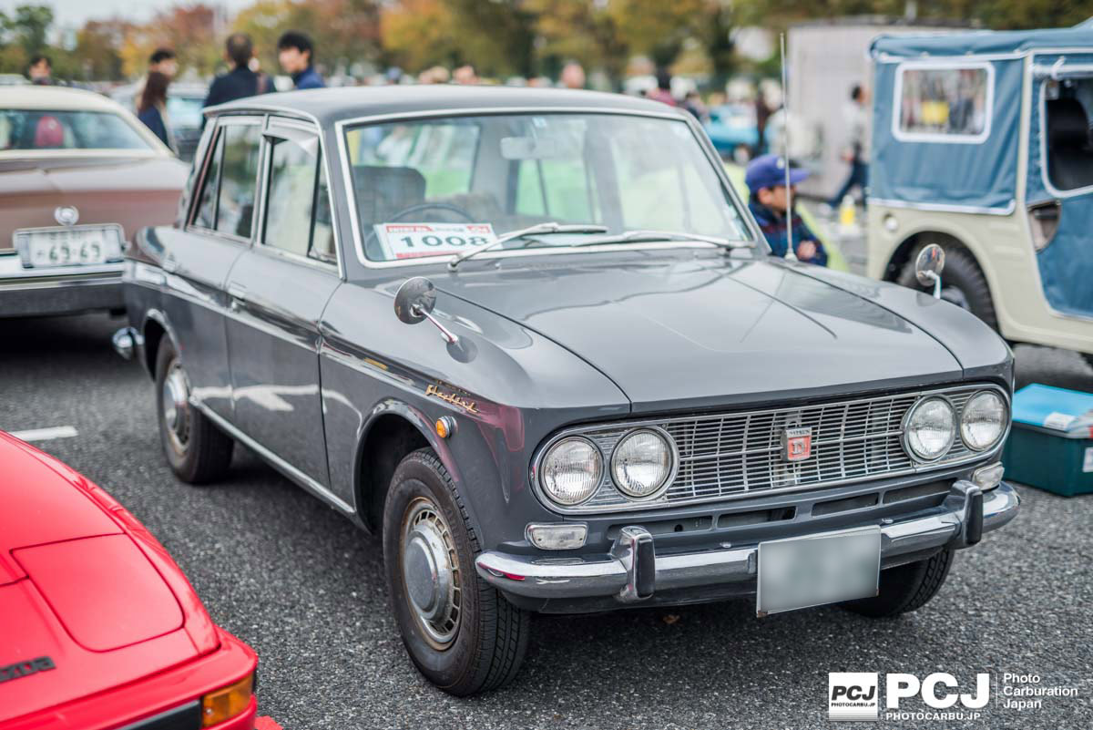 こういう丸目の旧車は味がありますね。フラットなグリルもまたいい