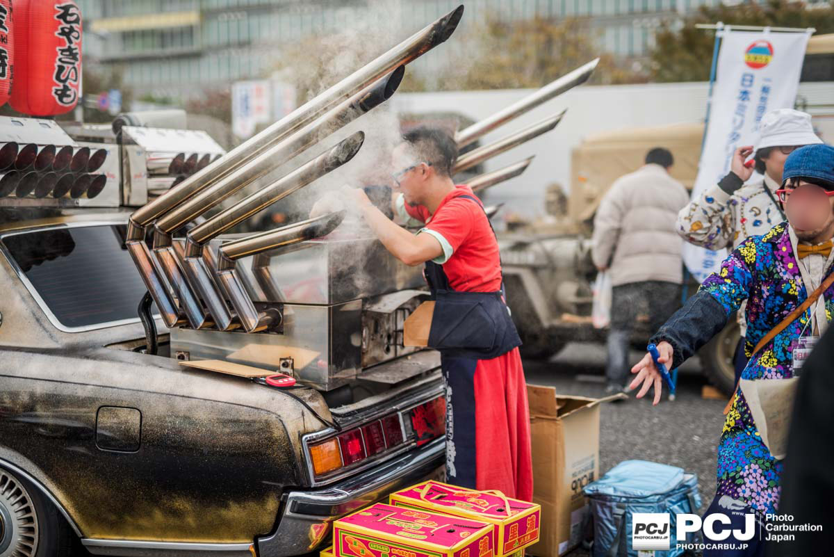 後ろで焼き芋が焼ける謎の機能!長蛇の列ができてました(笑い
