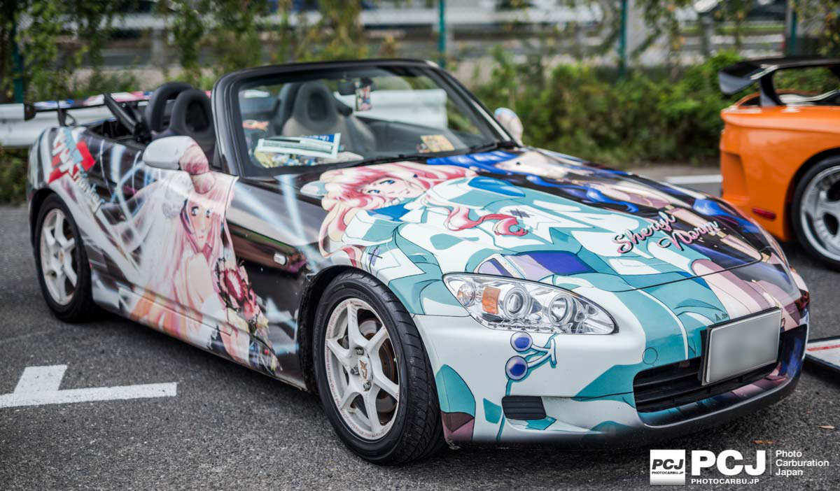 こちらもマクロス仕様。S2000。S2000も旧車の仲間いりなんだなぁとしんみり。