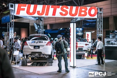 泣く子も黙るフジツボ。マフラーが見えるように車を上げてそのしたにミラーを配置して見やすくしていました