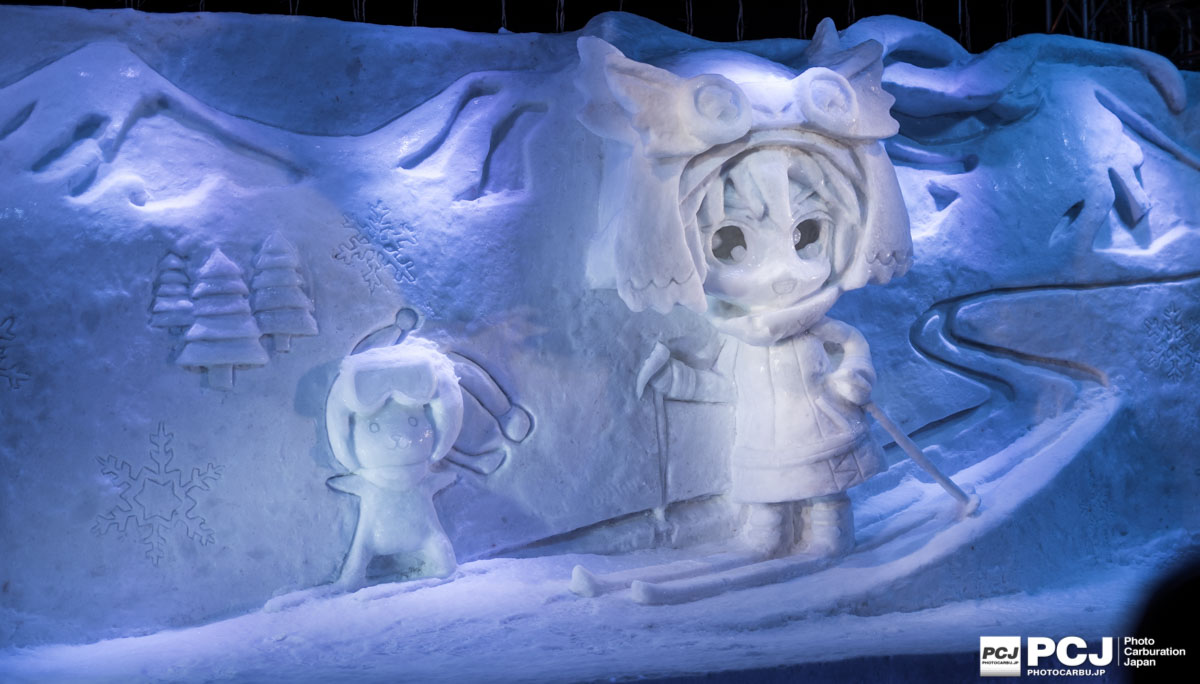 毎年お馴染み雪ミクさん。今年はスキーをしています。時間になるとライブが開かれ会場は盛り上がっています。