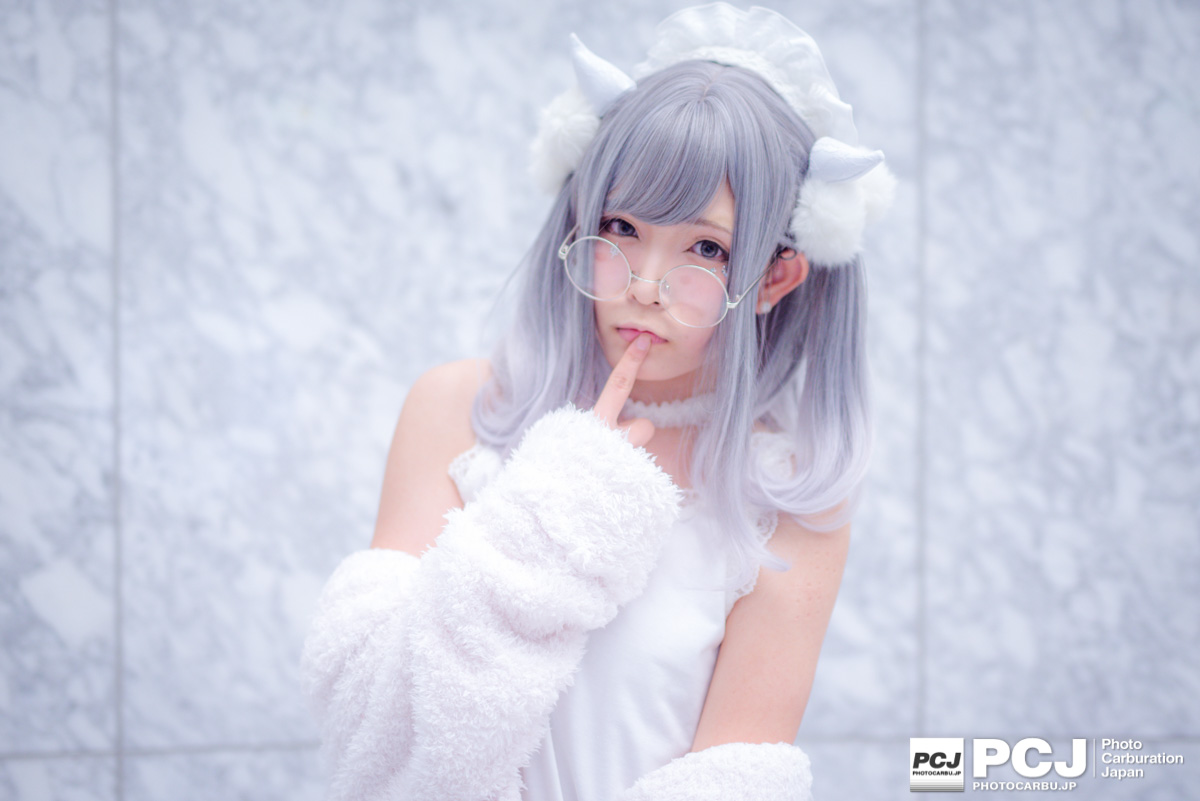 唇に指あてポーズとってもかわいい。