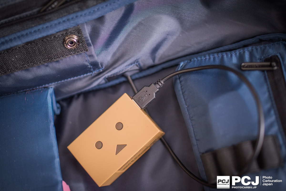 USBケーブルは付属。余裕はあるので、好きな場所に入れていいと思います。