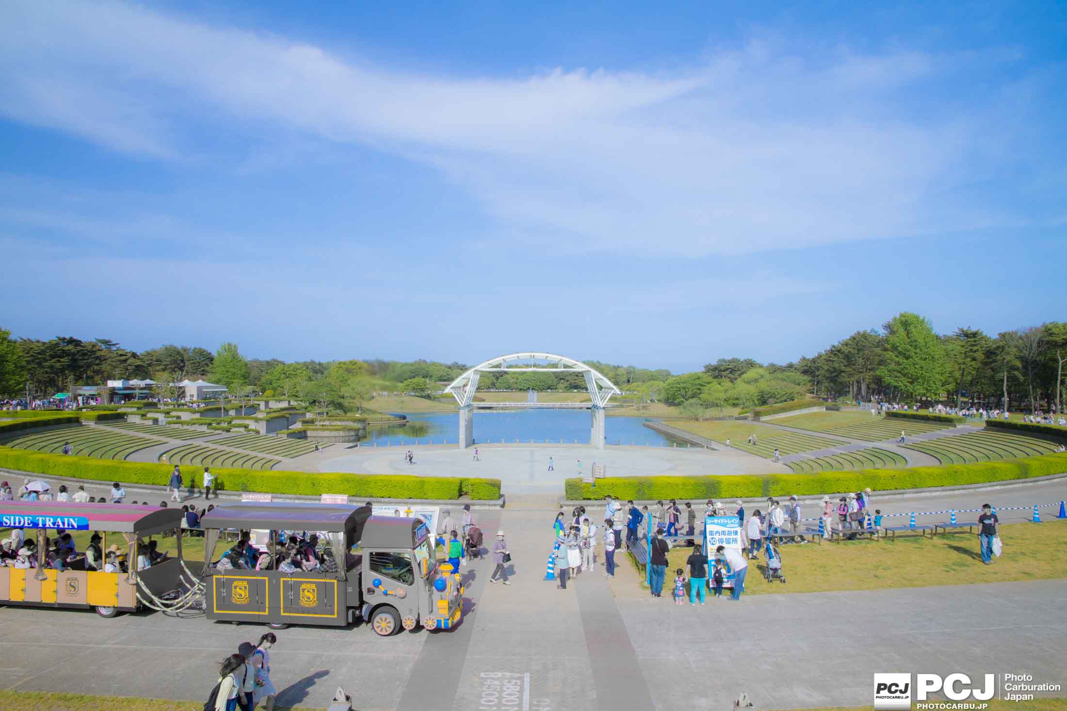西口すぐの広場